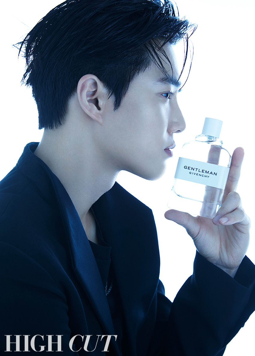 Suho has revealed sexy masculine beauty through the star style magazine High Cut, which will be published on the 29th.In the public picture, Suho exuded the charm of a sensual man from his dark eyes, his wet skin, and his fingertips touching a transparent perfume bottle.He was dressed in a tuxedo suit and looked like a gentleman, but he turned into a wild figure.The perfect physical was outstanding, with a button-unbuttoned suit, sharp abs revealed between cardigans, and a leather shirt with rough texture.In an interview that followed the shoot, Suho mentioned EXO members who had been together for seven years: Sehun, the youngest child who debuts in his teens, is already twenty-six.All members seem to express the maturity coming from age through the stage.I am also proud that the members are doing well in their own way of music and acting that they want to do personally. Regarding the enlistment of Dio and Xiumin, the remaining members feel responsible and fill the gap well.Xiumin said that he was too relieved and reliable when he saw the concert stage.He also revealed the difference in Image between Suho and human Kim Jun-myeon, saying: Its exemplary, such an image seems to have a lot of influence on my impression.In fact, I have a lot of greed for what I like and live fiercely.It is also a new discovery about me as I gradually challenged various genres and had a strange experience different from EXO activities. Suho, who has played different colors from the stained youth to the growth story and romantic comedy such as the movie Glory Day, Girls A and Drama Richman.Asked what he would like to show as an actor, he said, I do not really decide on that, but I just want to be able to tell you the story of living.It would be nice to have a work that depicts the stories of people around us who can be seen every day, and the everyday and ordinary stories that many people have not known. 