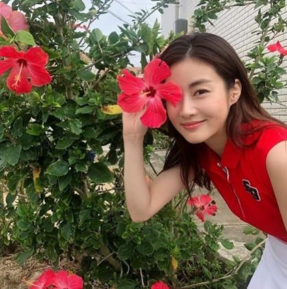 Actor Kang So-ra reveals recent Nice situationKang So-ra posted a photo on her SNS on Friday afternoon.Kang So-ra in the public photo was captured on camera, showing off her beautiful beauty among the flowers.Especially, the visuals that are filled with a lovely smile make male fans excited.On the other hand, Kang So-ra, who made his debut in the movie Fourth Class reasoning area in 2009, started to receive attention by acting Ha Chun-hwa in the movie Sunny.In addition, she won the MBC Acting Grand Prize for the Mini Series in 2015.Kang So-ra is currently on break, reviewing his next film.