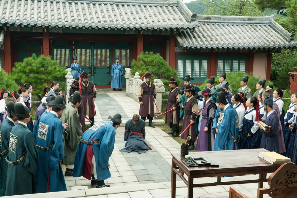 Shin Se-kyung, a new employee, is pouring out curious eyes on the emergence of Foreign.Then, her sudden appearance in the Web is gathering the light, and the scenery of the palace which is confused by the appearance of the untimely Foreign is spreading.The MBC drama Na Hae-ryung (played by Kim Ho-su / directed by Kang Il-su, Han Hyun-hee / produced Chorokbaem Media) unveiled the appearance of the former Hae-ryung (Shin Se-kyung) alone in the palace of Foreign on the 28th.Na Hae-ryung, starring Shin Se-kyung, Jung Eun-woo, and Park Ki-woong, is a full-length romance release by the first problematic first lady () Na Hae-ryung of Joseon and the anti-war mother Solo Prince Lee Rim (Chaung Eun-woo).Lee Ji-hoon, Park Ji-hyun, and other young actors such as Kim Ji-jin, Kim Min-Sang, Choi Deok-moon, and Sungjiru are all out.Na Hae-ryung in the first photo is shining with curiosity.On the other hand, all the courtiers around her are not able to move forward, and the crown prince, Lee Jin (Park Ki-woong), is also making a disturbing expression.And at the end of their Sight, a foreigner is sitting on his knees in the middle of the Donggungjeon yard, concentrating his attention.Na Hae-ryung is laughing because he is looking at how he came to the Joseon palace as a native of the Qing Dynasty while the courts are talking about the unfamiliar appearance of Foreign for the first time in his life.Na Hae-ryung is surprised and wary of the surroundings while returning to the presbytery with Oh Eun-im (Lee Ye-rim), Hearan (Jang Yu-bin), and senior officers.Especially, it stimulates curiosity by guessing that there was an incident that shook the palace through the appearance of senior officers who are afraid to lie down on the floor.In addition, the officers are exposed to the scene where they are being treated by the officials who suddenly come to the temple.Unlike Na Hae-ryung, who is opening his arms in a dull manner, and Yang Si-haeng (Heo Jeong-do), who is sighing and being subjected to the Web, Lee Ji-hoon stands firmly in the position of refusing to Caught in the Web, which raises questions about what is happening in the alternative palace.Meanwhile, in the 23-24th episode of the Na Hae-ryung, Na Hae-ryung, who was imprisoned after eavesdropping on the conversation between the current King Ham Young-gun Lee Tae (Kim Min-Sang) and the left-wing Min-pyeong Min-won (Choi Deok-moon), turned the mind of Ham Young-gun, who distrusted the officer, She was pictured sharing.The new employee, Na Hae-ryung, said, Even if it varies from head to toe, the whole palace is in chaos due to the appearance of Foreign.I hope the court will confirm how he will respond to the appearance of Foreign and how his appearance will affect the drama today (28th) night, he said.Na Hae-ryung, starring Shin Se-kyung, Jung Eun-woo and Park Ki-woong, airs 25-26 episodes today (28th) Wednesday night at 8:55 p.m.iMBC  Photos