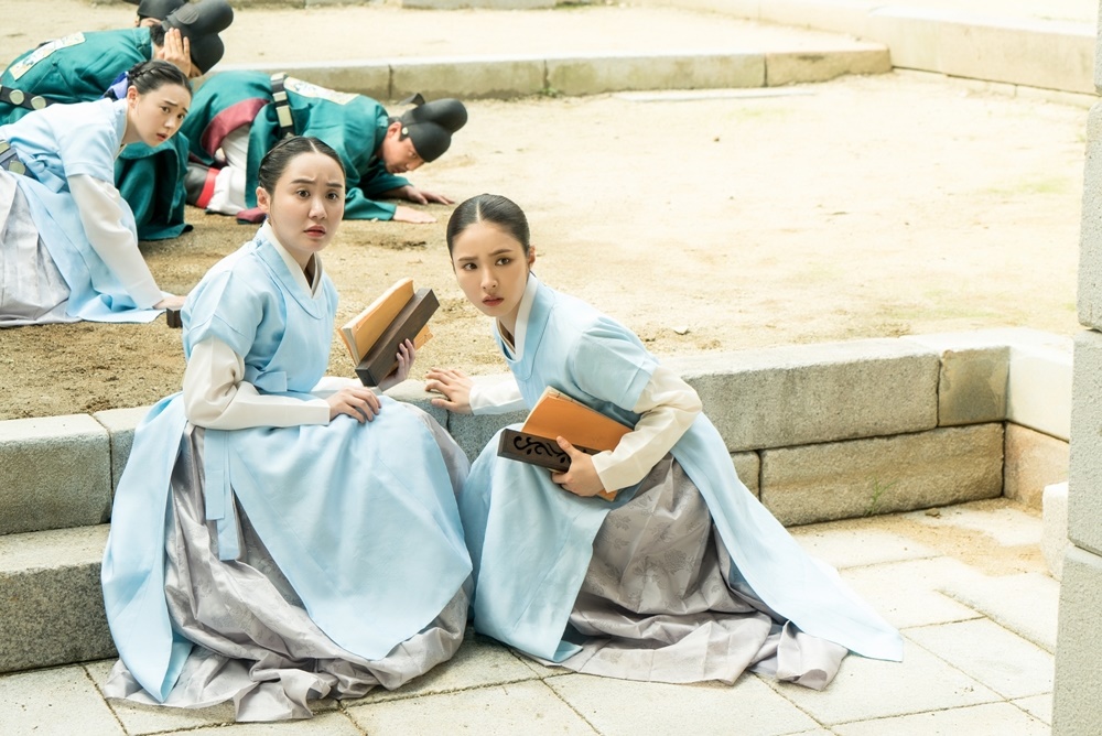 Shin Se-kyung, a new employee, is pouring out curious eyes on the emergence of Foreign.Then, her sudden appearance in the Web is gathering the light, and the scenery of the palace which is confused by the appearance of the untimely Foreign is spreading.The MBC drama Na Hae-ryung (played by Kim Ho-su / directed by Kang Il-su, Han Hyun-hee / produced Chorokbaem Media) unveiled the appearance of the former Hae-ryung (Shin Se-kyung) alone in the palace of Foreign on the 28th.Na Hae-ryung, starring Shin Se-kyung, Jung Eun-woo, and Park Ki-woong, is a full-length romance release by the first problematic first lady () Na Hae-ryung of Joseon and the anti-war mother Solo Prince Lee Rim (Chaung Eun-woo).Lee Ji-hoon, Park Ji-hyun, and other young actors such as Kim Ji-jin, Kim Min-Sang, Choi Deok-moon, and Sungjiru are all out.Na Hae-ryung in the first photo is shining with curiosity.On the other hand, all the courtiers around her are not able to move forward, and the crown prince, Lee Jin (Park Ki-woong), is also making a disturbing expression.And at the end of their Sight, a foreigner is sitting on his knees in the middle of the Donggungjeon yard, concentrating his attention.Na Hae-ryung is laughing because he is looking at how he came to the Joseon palace as a native of the Qing Dynasty while the courts are talking about the unfamiliar appearance of Foreign for the first time in his life.Na Hae-ryung is surprised and wary of the surroundings while returning to the presbytery with Oh Eun-im (Lee Ye-rim), Hearan (Jang Yu-bin), and senior officers.Especially, it stimulates curiosity by guessing that there was an incident that shook the palace through the appearance of senior officers who are afraid to lie down on the floor.In addition, the officers are exposed to the scene where they are being treated by the officials who suddenly come to the temple.Unlike Na Hae-ryung, who is opening his arms in a dull manner, and Yang Si-haeng (Heo Jeong-do), who is sighing and being subjected to the Web, Lee Ji-hoon stands firmly in the position of refusing to Caught in the Web, which raises questions about what is happening in the alternative palace.Meanwhile, in the 23-24th episode of the Na Hae-ryung, Na Hae-ryung, who was imprisoned after eavesdropping on the conversation between the current King Ham Young-gun Lee Tae (Kim Min-Sang) and the left-wing Min-pyeong Min-won (Choi Deok-moon), turned the mind of Ham Young-gun, who distrusted the officer, She was pictured sharing.The new employee, Na Hae-ryung, said, Even if it varies from head to toe, the whole palace is in chaos due to the appearance of Foreign.I hope the court will confirm how he will respond to the appearance of Foreign and how his appearance will affect the drama today (28th) night, he said.Na Hae-ryung, starring Shin Se-kyung, Jung Eun-woo and Park Ki-woong, airs 25-26 episodes today (28th) Wednesday night at 8:55 p.m.iMBC  Photos