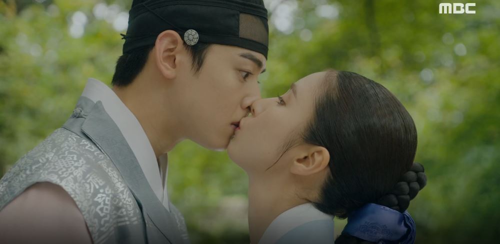 Shin Se-kyung and Cha Eun-woo kissed again.The MBC tree mini series Rookie Historian Goo Hae-ryungplayplayed by Kim Ho-soo/directed by Kang Il-soo, Han Hyun-hee) broadcast on the 28th (Wednesday) shows Rookie Historian Goe-ryung actively expressing affection to Lee Rim (Cha Eun-woo) in the 25th ~ 26th episode It was drawn.Rookie Historian Goo Hae-ryung, who was preparing to go to work on the day, began to renovate flowers differently than usual.Sulgeum (brewinger) was suspicious of Rookie Historian Goo Hae-ryung, who applied soft paper finely; Irim was thrilled from the morning, making Husambo (sacred earth) annoyed.Lee was out of his face when he looked like Rookie Historian Goo Hae-ryung.I kept thinking about kissing Rookie Historian Goo Hae-ryung the day before.Eventually, Irim tried to avoid his seat with Rookie Historian Goo Hae-ryung.When Rookie Historian Goo Hae-ryung asked, Is it uncomfortable for you? Irim was ashamed to say, I do not think I should be in one room with you.Rookie Historian Goo Hae-ryung laughed, saying, Do you think Ill eat Mama?Rookie Historian Goo Hae-ryung said, Be familiar, and then kissed Irim and said, This is it.Irim said, Would not you get used to it if you try a little more?Viewers responded through various SNS and portal sites such as Na Hae-ryung preparing for kiss, Today is a big honey jam, Na Hae-ryung is so cute, I have to do a little more, Love is like Na Hae-ryung.On the other hand, New Entrance Officer Rookie Historian Goo Hae-ryung is a fiction historical drama depicting the first problematic first lady () Rookie Historian Goo Hae-ryung of Joseon and the full romance of Prince Lee Rims Phil.It is broadcast every Wednesday and Thursday at 8:55 pm.iMBC  MBC Screen Capture