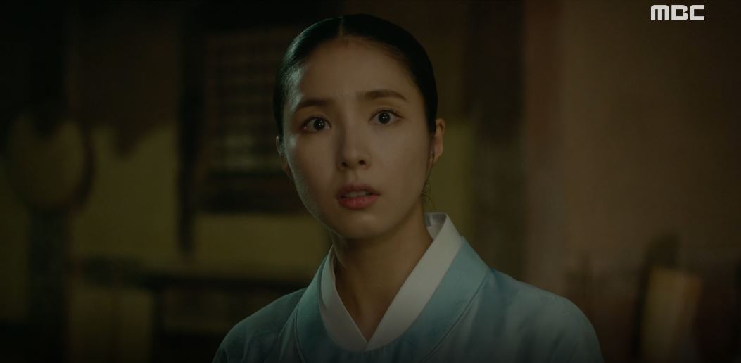Is the secret hidden?Shin Se-kyung and Fair Exchange were found not to be Brother and Sister.On the 28th (Wednesday), MBC tree mini series Rookie Historian Goo Hae-ryung (playplayed by Kim Ho-soo/directed by Kang Il-soo, Han Hyun-hee) 25-26 times of the episode, Mohwa (Jeon Ik-ryeong) knew the secret of the birth of Rookie Historian Goo Hae-ryung (Shin Se-kyung) and was appalled. I was pictured.On this day, Rookie Historian Goo Hae-ryung invited the mother paintings to his house.Mohwa was surprised to hear that Koo Jae-kyung and Rookie Historian Goo Hae-ryung were Brother and Sister.She met Koo and said, He is not your brother. What are you thinking? Koo said, Please pretend not to know. There is still work to be done.Please, sister, even then! she said, her eyes reddening.At this time, Rookie Historian Goo Hae-ryung called it Oraberney outside.Rookie Historian Goo Hae-ryung looked at the bottle he was holding and said, Whose nose is the remaining mouse shit?Mowha came out and saw such Rookie Historian Goo Hae-ryung fondly.Mohwa then caught the eye by recalling Rookie Historian Goo Hae-ryung, who was a child with Lean on Me.Viewers have been through various SNS and portal sites to say, The Secret of Birth is finally released, Na Hae-ryung is the daughter of Mohwa Lean on Me, and the mother has treated Na Hae-ryung when she is sick, What is it?I am so curious,  The past seems to be related to Cha Eun-woo,  The more exciting and so on.On the other hand, New Entrance Officer Rookie Historian Goo Hae-ryung is a fiction historical drama depicting the first problematic first lady () Rookie Historian Goo Hae-ryung of Joseon and the full romance of Prince Lee Rims Phil.It is broadcast every Wednesday and Thursday at 8:55 pm.iMBC  MBC Screen Capture