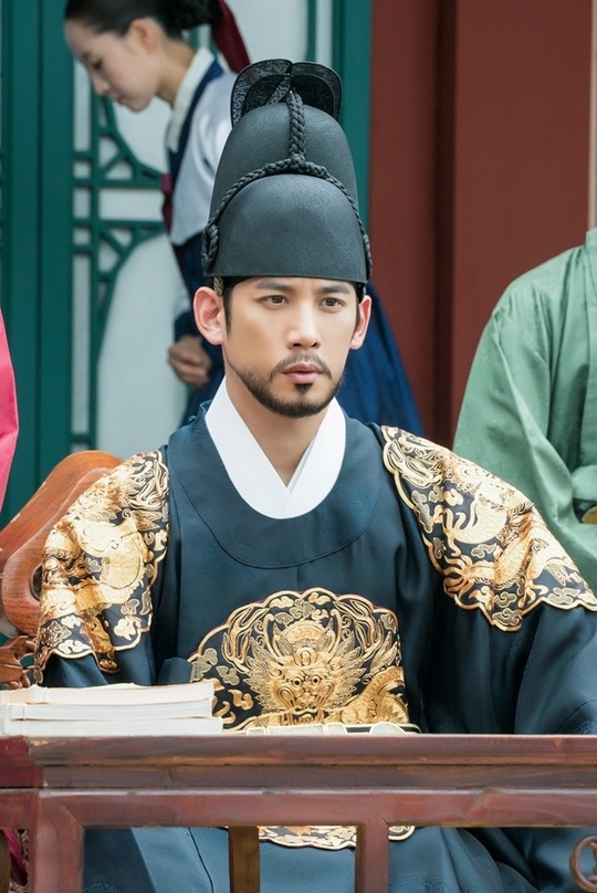 Shin Se-kyung, a new employee, was curious about the appearance of Foreign.The MBC drama Na Hae-ryung (played by Kim Ho-su / directed by Kang Il-su, Han Hyun-hee / produced by Green Snake Media) unveiled the curious appearance of Na Hae-ryung (Shin Se-kyung) alone in the palace of Foreign on August 28.Na Hae-ryung, starring Shin Se-kyung, Jung Eun-woo, and Park Ki-woong, is a full-length romance release by the first problematic first lady () Na Hae-ryung of Joseon and the anti-war mother Solo Prince Lee Rim (Chaung Eun-woo).Lee Ji-hoon, Park Ji-hyun and other young actors, Kim Min-Sang, Choi Deok-moon, and Sung Ji-ru are all acting actors.Na Hae-ryung in the first photo is shining with curiosity.On the other hand, all the courtiers around her are not able to move forward, and the crown prince, Lee Jin (Park Ki-woong), is also making a disturbing expression.And at the end of their gaze, a foreigner is sitting on his knees in the middle of the Donggungjeon courtyard, concentrating his attention.Na Hae-ryung is laughing because he is looking at how he came to the Joseon palace as a native of the Qing Dynasty while the courts are talking about the unfamiliar appearance of Foreign for the first time in his life.Na Hae-ryung is surprised and wary of the surroundings while returning to the presbytery with Oh Eun-im (Lee Ye-rim), Hearan (Jang Yu-bin), and senior officers.Especially, it stimulates curiosity by guessing that there was an incident that shook the palace through the appearance of senior officers who are afraid to lie down on the floor.In addition, the officers are exposed to the scene where they are being treated by the officials who suddenly come to the temple.Unlike Na Hae-ryung, who is opening his arms in a dull manner, and Yang Si-haeng (Heo Jeong-do), who is sighing and being subjected to the Web, Lee Ji-hoon stands firmly in the position of refusing to Caught in the Web, which raises questions about what is happening in the alternative palace.Meanwhile, in the 23-24th episode of the Na Hae-ryung, Na Hae-ryung, who was imprisoned after eavesdropping on the conversation between the current King Ham Young-gun Lee Tae (Kim Min-Sang) and the left-wing Min-pyeong Min-won (Choi Deok-moon), turned the mind of Ham Young-gun, who distrusted the officer, She was pictured sharing.Park Su-in