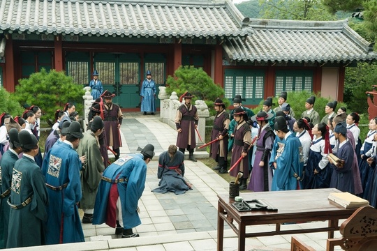 Shin Se-kyung, a new employee, was curious about the appearance of Foreign.The MBC drama Na Hae-ryung (played by Kim Ho-su / directed by Kang Il-su, Han Hyun-hee / produced by Green Snake Media) unveiled the curious appearance of Na Hae-ryung (Shin Se-kyung) alone in the palace of Foreign on August 28.Na Hae-ryung, starring Shin Se-kyung, Jung Eun-woo, and Park Ki-woong, is a full-length romance release by the first problematic first lady () Na Hae-ryung of Joseon and the anti-war mother Solo Prince Lee Rim (Chaung Eun-woo).Lee Ji-hoon, Park Ji-hyun and other young actors, Kim Min-Sang, Choi Deok-moon, and Sung Ji-ru are all acting actors.Na Hae-ryung in the first photo is shining with curiosity.On the other hand, all the courtiers around her are not able to move forward, and the crown prince, Lee Jin (Park Ki-woong), is also making a disturbing expression.And at the end of their gaze, a foreigner is sitting on his knees in the middle of the Donggungjeon courtyard, concentrating his attention.Na Hae-ryung is laughing because he is looking at how he came to the Joseon palace as a native of the Qing Dynasty while the courts are talking about the unfamiliar appearance of Foreign for the first time in his life.Na Hae-ryung is surprised and wary of the surroundings while returning to the presbytery with Oh Eun-im (Lee Ye-rim), Hearan (Jang Yu-bin), and senior officers.Especially, it stimulates curiosity by guessing that there was an incident that shook the palace through the appearance of senior officers who are afraid to lie down on the floor.In addition, the officers are exposed to the scene where they are being treated by the officials who suddenly come to the temple.Unlike Na Hae-ryung, who is opening his arms in a dull manner, and Yang Si-haeng (Heo Jeong-do), who is sighing and being subjected to the Web, Lee Ji-hoon stands firmly in the position of refusing to Caught in the Web, which raises questions about what is happening in the alternative palace.Meanwhile, in the 23-24th episode of the Na Hae-ryung, Na Hae-ryung, who was imprisoned after eavesdropping on the conversation between the current King Ham Young-gun Lee Tae (Kim Min-Sang) and the left-wing Min-pyeong Min-won (Choi Deok-moon), turned the mind of Ham Young-gun, who distrusted the officer, She was pictured sharing.Park Su-in