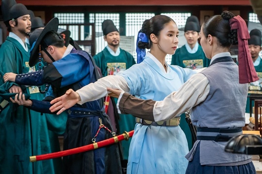 Shin Se-kyung, a new employee, was curious about the appearance of Foreign.The MBC drama Na Hae-ryung (played by Kim Ho-su / directed by Kang Il-su, Han Hyun-hee / produced by Green Snake Media) unveiled the curious appearance of Na Hae-ryung (Shin Se-kyung) alone in the palace of Foreign on August 28.Na Hae-ryung, starring Shin Se-kyung, Jung Eun-woo, and Park Ki-woong, is a full-length romance release by the first problematic first lady () Na Hae-ryung of Joseon and the anti-war mother Solo Prince Lee Rim (Chaung Eun-woo).Lee Ji-hoon, Park Ji-hyun and other young actors, Kim Min-Sang, Choi Deok-moon, and Sung Ji-ru are all acting actors.Na Hae-ryung in the first photo is shining with curiosity.On the other hand, all the courtiers around her are not able to move forward, and the crown prince, Lee Jin (Park Ki-woong), is also making a disturbing expression.And at the end of their gaze, a foreigner is sitting on his knees in the middle of the Donggungjeon courtyard, concentrating his attention.Na Hae-ryung is laughing because he is looking at how he came to the Joseon palace as a native of the Qing Dynasty while the courts are talking about the unfamiliar appearance of Foreign for the first time in his life.Na Hae-ryung is surprised and wary of the surroundings while returning to the presbytery with Oh Eun-im (Lee Ye-rim), Hearan (Jang Yu-bin), and senior officers.Especially, it stimulates curiosity by guessing that there was an incident that shook the palace through the appearance of senior officers who are afraid to lie down on the floor.In addition, the officers are exposed to the scene where they are being treated by the officials who suddenly come to the temple.Unlike Na Hae-ryung, who is opening his arms in a dull manner, and Yang Si-haeng (Heo Jeong-do), who is sighing and being subjected to the Web, Lee Ji-hoon stands firmly in the position of refusing to Caught in the Web, which raises questions about what is happening in the alternative palace.Meanwhile, in the 23-24th episode of the Na Hae-ryung, Na Hae-ryung, who was imprisoned after eavesdropping on the conversation between the current King Ham Young-gun Lee Tae (Kim Min-Sang) and the left-wing Min-pyeong Min-won (Choi Deok-moon), turned the mind of Ham Young-gun, who distrusted the officer, She was pictured sharing.Park Su-in