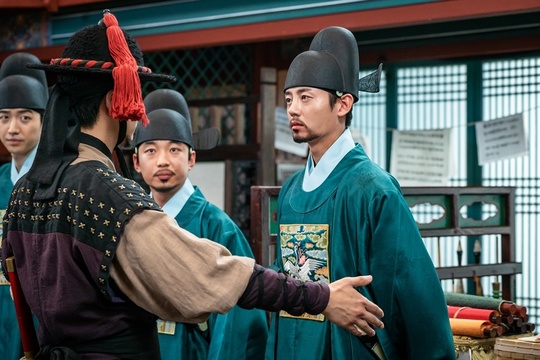 Shin Se-kyung, a new employee, was curious about the appearance of Foreign.The MBC drama Na Hae-ryung (played by Kim Ho-su / directed by Kang Il-su, Han Hyun-hee / produced by Green Snake Media) unveiled the curious appearance of Na Hae-ryung (Shin Se-kyung) alone in the palace of Foreign on August 28.Na Hae-ryung, starring Shin Se-kyung, Jung Eun-woo, and Park Ki-woong, is a full-length romance release by the first problematic first lady () Na Hae-ryung of Joseon and the anti-war mother Solo Prince Lee Rim (Chaung Eun-woo).Lee Ji-hoon, Park Ji-hyun and other young actors, Kim Min-Sang, Choi Deok-moon, and Sung Ji-ru are all acting actors.Na Hae-ryung in the first photo is shining with curiosity.On the other hand, all the courtiers around her are not able to move forward, and the crown prince, Lee Jin (Park Ki-woong), is also making a disturbing expression.And at the end of their gaze, a foreigner is sitting on his knees in the middle of the Donggungjeon courtyard, concentrating his attention.Na Hae-ryung is laughing because he is looking at how he came to the Joseon palace as a native of the Qing Dynasty while the courts are talking about the unfamiliar appearance of Foreign for the first time in his life.Na Hae-ryung is surprised and wary of the surroundings while returning to the presbytery with Oh Eun-im (Lee Ye-rim), Hearan (Jang Yu-bin), and senior officers.Especially, it stimulates curiosity by guessing that there was an incident that shook the palace through the appearance of senior officers who are afraid to lie down on the floor.In addition, the officers are exposed to the scene where they are being treated by the officials who suddenly come to the temple.Unlike Na Hae-ryung, who is opening his arms in a dull manner, and Yang Si-haeng (Heo Jeong-do), who is sighing and being subjected to the Web, Lee Ji-hoon stands firmly in the position of refusing to Caught in the Web, which raises questions about what is happening in the alternative palace.Meanwhile, in the 23-24th episode of the Na Hae-ryung, Na Hae-ryung, who was imprisoned after eavesdropping on the conversation between the current King Ham Young-gun Lee Tae (Kim Min-Sang) and the left-wing Min-pyeong Min-won (Choi Deok-moon), turned the mind of Ham Young-gun, who distrusted the officer, She was pictured sharing.Park Su-in