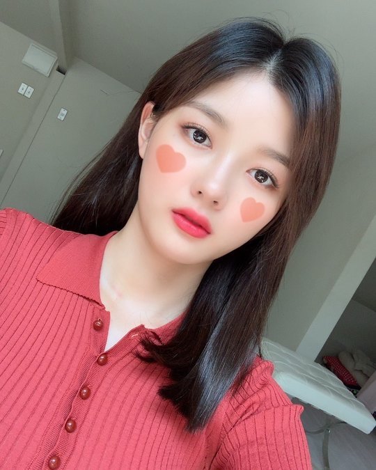 Kim Yoo-jung has revealed his current situation.Actor Kim Yoo-jung posted an article and a photo on his Instagram on August 28th, Heart on Ball.The photo is Kim Yoo-jungs selfie. Kim Yoo-jung, who is expressionless, boasts a doll beauty with big eyes and a sharp nose.The red heart made on the ball using the application adds to the loveliness.emigration site