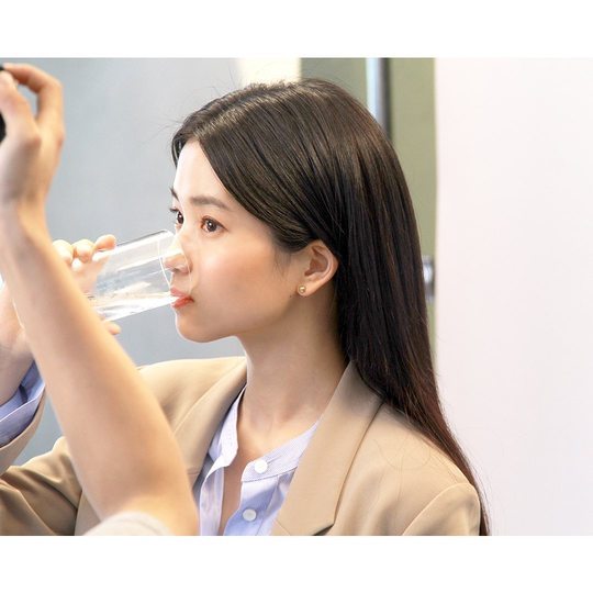 Actor Kim Tae-ris clothing brand AD shooting behind-the-scenes photos have been released.Kim Tae-ri agency Minhas official Instagram page on August 28: Its a nice face to come, a shoot behind-cut with Kim Tae-ri Actor!and posted a picture.The photo shows Kim Tae-ri, who is preparing to shoot, smiling brightly at the camera.Kim Tae-ris clear skin catches the eye without any blemishes.The fans who responded to the photos responded I am so lovely that I am crazy, I love you and It is the best visual.delay stock