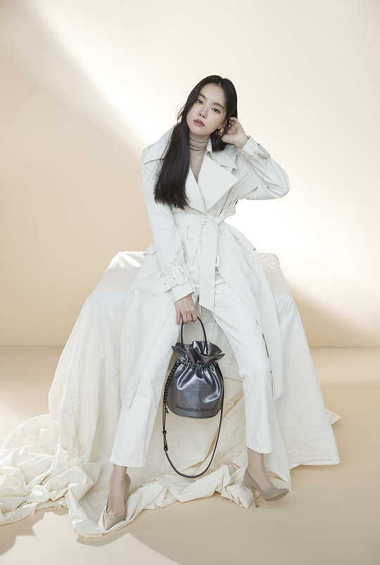 Son Na-eun showed off his alluring vibeSon Na-eun, who was released on August 28, showed a sophisticated look that showed the autumn atmosphere.Shirts, suits, one piece, and other feminine mood styles, gave points with various colors and shapes.In white and black suits, he created a calm office look by matching monotone bags, and his shirts were made of casual crossbacks and bucket bags.emigration site