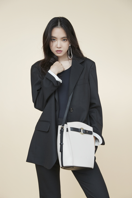 Son Na-eun showed off his alluring vibeSon Na-eun, who was released on August 28, showed a sophisticated look that showed the autumn atmosphere.Shirts, suits, one piece, and other feminine mood styles, gave points with various colors and shapes.In white and black suits, he created a calm office look by matching monotone bags, and his shirts were made of casual crossbacks and bucket bags.emigration site