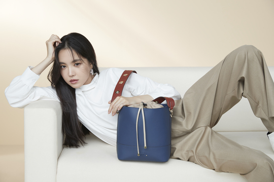 Son Na-eun showed off his alluring vibeSon Na-eun, who was released on August 28, showed a sophisticated look that showed the autumn atmosphere.Shirts, suits, one piece, and other feminine mood styles, gave points with various colors and shapes.In white and black suits, he created a calm office look by matching monotone bags, and his shirts were made of casual crossbacks and bucket bags.emigration site