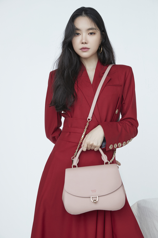 Son Na-eun showed off his alluring vibeSon Na-eun, who was released on August 28, showed a sophisticated look that showed the autumn atmosphere.Shirts, suits, one piece, and other feminine mood styles, gave points with various colors and shapes.In white and black suits, he created a calm office look by matching monotone bags, and his shirts were made of casual crossbacks and bucket bags.emigration site