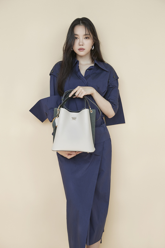 Son Na-eun showed off his alluring vibeSon Na-eun, who was released on August 28, showed a sophisticated look that showed the autumn atmosphere.Shirts, suits, one piece, and other feminine mood styles, gave points with various colors and shapes.In white and black suits, he created a calm office look by matching monotone bags, and his shirts were made of casual crossbacks and bucket bags.emigration site