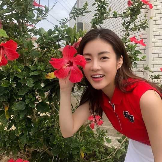 Actor Kang So-ra flaunts fresh Beautiful looksKang So-ra posted a picture on her Instagram on August 28.The picture shows Kang So-ra with flowers; Kang So-ra smiles brightly at the camera.Kang So-ras blemishes-free white-oak skin and a stiff nose make her beautiful looks even more prominent.delay stock