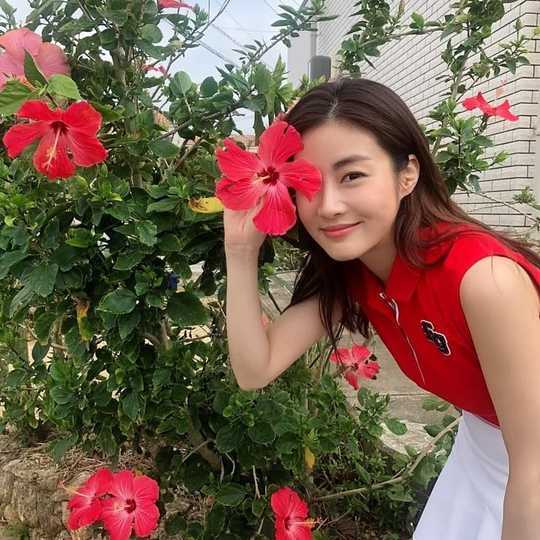 Actor Kang So-ra flaunts fresh Beautiful looksKang So-ra posted a picture on her Instagram on August 28.The picture shows Kang So-ra with flowers; Kang So-ra smiles brightly at the camera.Kang So-ras blemishes-free white-oak skin and a stiff nose make her beautiful looks even more prominent.delay stock