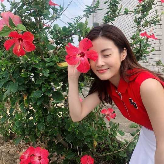 Actor Kang So-ra flaunts fresh Beautiful looksKang So-ra posted a picture on her Instagram on August 28.The picture shows Kang So-ra with flowers; Kang So-ra smiles brightly at the camera.Kang So-ras blemishes-free white-oak skin and a stiff nose make her beautiful looks even more prominent.delay stock