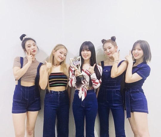 Thank you, Ruby.Group Red Velvet released photos of the first place in the music broadcast.On the afternoon of August 28, Red Velvet official SNS said, Luby Lee Iing Iing is in the first place in the Show Champion!Show Champion and Thank you for our love. The next Music broadcast is also expected! Red Velvet members Joey, Yeri, Irene, Sledge, and Wendy in the public photos are laughing brightly with five-color charm.Red Velvet topped the MBC music Show! Champion broadcast on the day with his new song Umpah Umpah.Red Velvet was the No. 1 player on SBS MTV The Show on the 27th, followed by Show! Champion.Red Velvet released his new mini album The ReVe Festival Day 2 ( The Reeve Festival Day 2) on the 20th.This album was ranked # 1 on domestic and overseas charts shortly after its release.hwang hye-jin