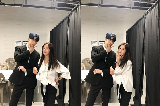 Taken by Sister Han Sun-hwa Congratulations, brother.X1 han seung-woo is a hot topic with a photo taken with sister Han Sun-hwa.On the 27th, Han Sun-hwa released a photo on his instagram with an article entitled X1 PREMIER SHOW-CON: My sister.The photo showed Han Sun-hwa taking a friendly photo with his brother X1 han seung-woos arms folded. The resemblance of his brother and sister caught his eye.Han Sun-hwa also released group photos with X1 members and added, Congratulations, brother Chance.On the other hand, X1 debuted on the 27th with its first album Emergency: QUANTUM LEAP.Photo: Instagram