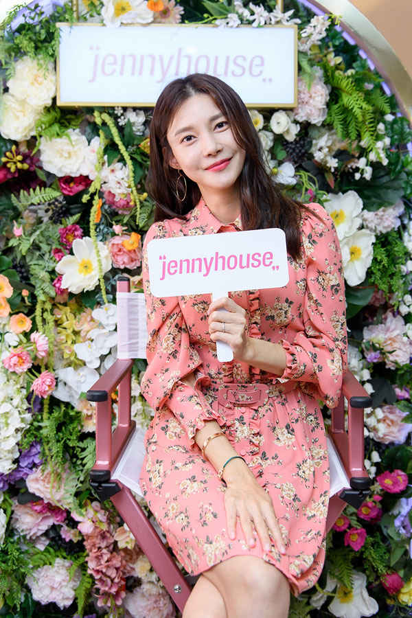 - To commemorate the opening of the first Pop-up store, a number of famous celebrities, models, and influencers including the brand Muse Cha Ye-ryun, Han Chae-ah, Jun Hyoseong, Jay, Song Yi Woo and Austin RiverJenny House Cosmetics (JENNYHOUSE COSMETICS) conducted the first Pop-up store under the theme of True Beauty Garden at the head office of Lotte Mart Department Store.This Pop-up store, which was held from the 15th to the 22nd, is the first place to be presented before the opening of the Jenny House cosmetic store. To celebrate this, Han Chae-ah, Han Sun-hwa, singer Jun Hyoseong and Kang Kyung Jun, Sleepy, Jay, Song Yi-woo, Many Celebs, including researchers and model Austin River, visited and experienced their products.Jenny House Cosmetics will open a Pop-up store and open a formal store at the head office of Lotte Mart Department Store on September 4 and open a store at Lotte Mart Department Store Ilsan on September 6 to gradually expand its offline stores.Meanwhile, Jenny House Cosmetics is a beauty brand based on the know-how of Jenny House artists who have completed perfect makeup based on beautiful skin for many selebs and female customers for 20 years.Written by Fashion Webzine Park Ji-ae Photos l Jenny House CosmeticsJenny House Cosmetics (JENNYHOUSE COSMETICS) hosted the first Pop-up store with the theme of True Beauty Garden at the head office of Lotte Mart Department Store.