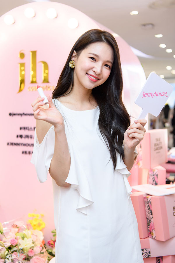 - To commemorate the opening of the first Pop-up store, a number of famous celebrities, models, and influencers including the brand Muse Cha Ye-ryun, Han Chae-ah, Jun Hyoseong, Jay, Song Yi Woo and Austin RiverJenny House Cosmetics (JENNYHOUSE COSMETICS) conducted the first Pop-up store under the theme of True Beauty Garden at the head office of Lotte Mart Department Store.This Pop-up store, which was held from the 15th to the 22nd, is the first place to be presented before the opening of the Jenny House cosmetic store. To celebrate this, Han Chae-ah, Han Sun-hwa, singer Jun Hyoseong and Kang Kyung Jun, Sleepy, Jay, Song Yi-woo, Many Celebs, including researchers and model Austin River, visited and experienced their products.Jenny House Cosmetics will open a Pop-up store and open a formal store at the head office of Lotte Mart Department Store on September 4 and open a store at Lotte Mart Department Store Ilsan on September 6 to gradually expand its offline stores.Meanwhile, Jenny House Cosmetics is a beauty brand based on the know-how of Jenny House artists who have completed perfect makeup based on beautiful skin for many selebs and female customers for 20 years.Written by Fashion Webzine Park Ji-ae Photos l Jenny House CosmeticsJenny House Cosmetics (JENNYHOUSE COSMETICS) hosted the first Pop-up store with the theme of True Beauty Garden at the head office of Lotte Mart Department Store.