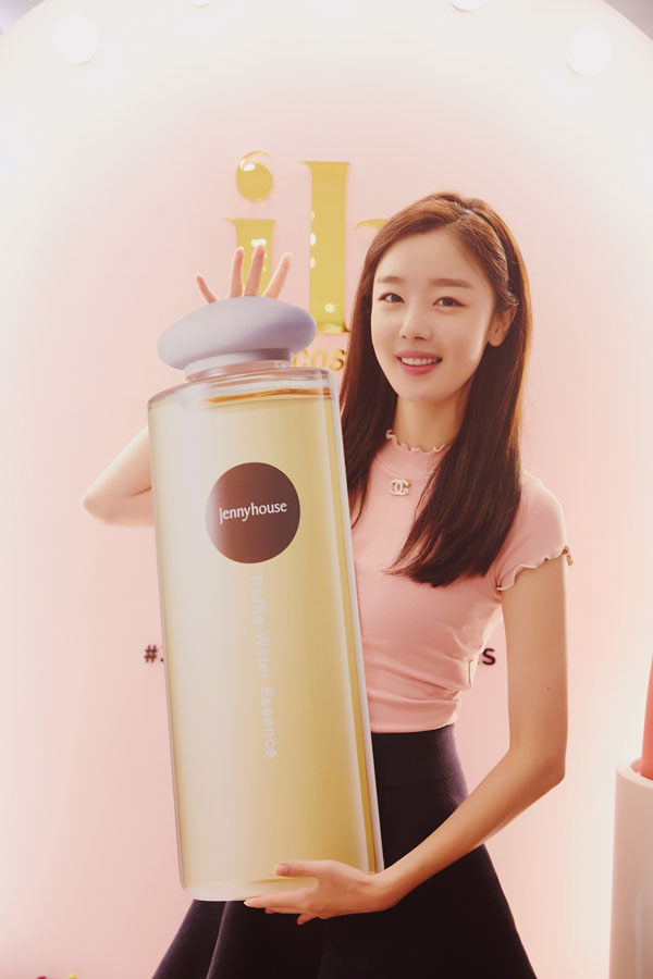 - To commemorate the opening of the first Pop-up store, a number of famous celebrities, models, and influencers including the brand Muse Cha Ye-ryun, Han Chae-ah, Jun Hyoseong, Jay, Song Yi Woo and Austin RiverJenny House Cosmetics (JENNYHOUSE COSMETICS) conducted the first Pop-up store under the theme of True Beauty Garden at the head office of Lotte Mart Department Store.This Pop-up store, which was held from the 15th to the 22nd, is the first place to be presented before the opening of the Jenny House cosmetic store. To celebrate this, Han Chae-ah, Han Sun-hwa, singer Jun Hyoseong and Kang Kyung Jun, Sleepy, Jay, Song Yi-woo, Many Celebs, including researchers and model Austin River, visited and experienced their products.Jenny House Cosmetics will open a Pop-up store and open a formal store at the head office of Lotte Mart Department Store on September 4 and open a store at Lotte Mart Department Store Ilsan on September 6 to gradually expand its offline stores.Meanwhile, Jenny House Cosmetics is a beauty brand based on the know-how of Jenny House artists who have completed perfect makeup based on beautiful skin for many selebs and female customers for 20 years.Written by Fashion Webzine Park Ji-ae Photos l Jenny House CosmeticsJenny House Cosmetics (JENNYHOUSE COSMETICS) hosted the first Pop-up store with the theme of True Beauty Garden at the head office of Lotte Mart Department Store.