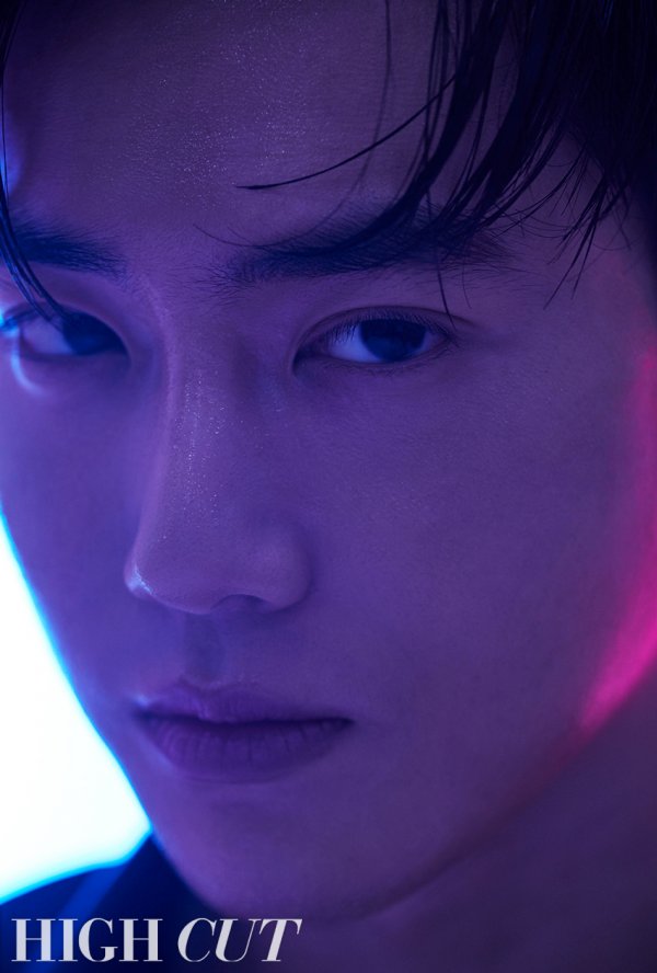 Suho revealed sexy masculinity through the star style magazine Hycutt published on the 29th.His eyes were dark, his skin was wet, his fingertips were touching the clear perfume bottle, and he was attracted to a sensual man.He was dressed in a tuxedo suit and looked like a gentleman, but he turned into a wild figure.The perfect physical was outstanding, with a button-unbuttoned suit, sharp abs revealed between cardigans, and a leather shirt with rough texture.In an interview that followed the shoot, Suho mentioned EXO members who had 7 years together: Sehun, the youngest child who made his debut in his teens, is already twenty-six.All members seem to express the maturity coming from age through the stage.I am also proud that the members are doing well in their own way of music and acting that they want to do personally. Regarding the enlistment of Dio and Xiumin, The remaining members feel responsible and fill the gap well.Xiumin showed affection when he saw the concert stage, saying, I am so relieved and reliable.He also revealed the image gap between Suho and human Kim Jun-myeon: Its a good idea, but I think my impression has a lot of impact on that image.In fact, I have a lot of greed for what I like and live fiercely.It is also a new discovery about me as I gradually challenged various genres and had a strange experience different from EXO activities. Suho, who has played different colors from the stained youth to the growth story and romantic comedy such as the movie Glory Day, Girls A, and the drama Richman.Asked what he would like to show as an actor, he said, I do not really decide on that, but I just want to be able to tell you the story of living people.It would be nice to have a work that depicts the stories of people around us who can be seen every day, or the everyday and ordinary stories that many people have passed by without knowing. Suhos interviews with the pictorials can be found in Hycutt 246 published on August 29th.