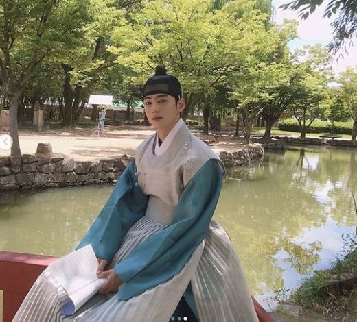 Actor Cha Eun-woo has unveiled a unique visual shot of Sejo of JosonMama, encouraging Should catch the premiere.On the 28th, Cha Eun-woo released a photo of the drama Na Hae-ryungs Should catch the premiere encouraging through his instagram.Cha Eun-woo encouraged Should catch the première to write Na Hae-ryung, a new Embyss at 8:55.In the photo she posted together, Cha Eun-woo is seen holding a script in a Sejo of Joseon costume.Cha Eun-woos face genius visuals, staring at the camera with a dazzling Eye-catching, capture Eye-catching.Cha Eun-woo plays the role of Sejo of Joseon Irim in the new employee, Na Hae-ryung, and shows Shin Se Kyung and Al Kong Dal Kong love lines.