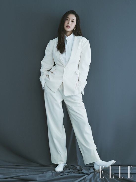 Actor Jung Yoo-jin boasted a different charm through the picture.Jung Yoo-jin recently filmed a photo shoot with fashion magazine Elle.Jung Yoo-jin has released a chic charisma that has never been shown before through this picture.White suits, Glen Check jackets, and other styles of costumes, as well as understated eyes, skillful poses and facial expressions to complete the unique atmosphere.In an interview with him, Jung Yoo-jin also revealed his passion for healthy mind and acting about life.Asked if he was as cool as the character he had been in charge, Jung Yoo-jin said, I think it is cool in terms of daily life.I do not feel discouraged because I think that anyone can do it in any mistake or failure. As for his strengths, he said, I believe in myself. I started my social life early and had a lot of hard work, but I never thought I would collapse.I think I believed that it would be okay anyway. Jung Yoo-jin has taken a snow stamp on the public by Acting the charming character of urban image in various dramas.He also appeared in the movie The Music Album of Yu-Yeol released on the 28th, showing natural acting, and is also expecting his performance on the screen.In addition, Jung Yoo-jin will play the role of Susa, the head of Susa University, who has not lost both his appearance and ability in the TVN drama Catch the Ghost scheduled to air in October.Jung Yoo-jin said, I wanted to play the top model once in a criminal role, but it is difficult.I am actually dealing with a lot of issues in our society, so I am shooting a lot of actors. I would like to ask for a lot of expectations. Jung Yoo-jins new charms and interviews can be found in the September issue of Elle.Photo = Elle