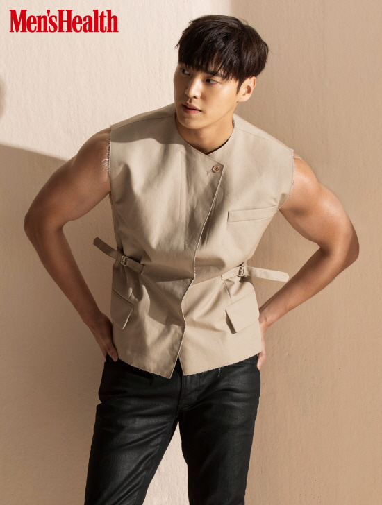 Actor Lee Tae-hwan snipered The Earrings of Madame de...Lee Tae-hwan has covered the September issue of Mans Health, a Pare Lifefit style magazine.Lee Tae-hwan showed off her masculine beauty with a multitude of shoulder and thick, solid arm muscles.Lee Tae-hwan, a magazine released on the 28th, showed a body chemistry of a man with strong eyes in front of the camera, even though he was a boy who laughed mischievously.He was praised by the staff for his role as a field atmosphere maker.He showed off his unique bright and healthy energy, saying, It seems that there is no difficulty in Exercise when I grow weight.Exercise was not very muscled in the past because it was not fat enough, so now it is liver-determined and eats protein and carbohydrates.Im eating hard because I feel guilty that Im going to lose my muscles or weight if I cant eat because Im busy, he said.Lee Tae-hwan is the youngest police officer at MBC Everlons Urban Police: KCSI and is spurring filming of Season 2 of the SBS single-act drama Farmers Academy.Photo: Mans Health