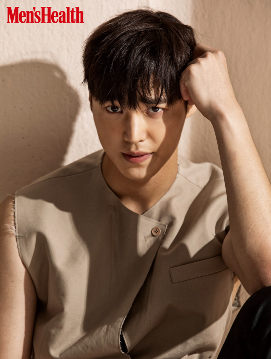 Actor Lee Tae-hwan snipered The Earrings of Madame de...Lee Tae-hwan has covered the September issue of Mans Health, a Pare Lifefit style magazine.Lee Tae-hwan showed off her masculine beauty with a multitude of shoulder and thick, solid arm muscles.Lee Tae-hwan, a magazine released on the 28th, showed a body chemistry of a man with strong eyes in front of the camera, even though he was a boy who laughed mischievously.He was praised by the staff for his role as a field atmosphere maker.He showed off his unique bright and healthy energy, saying, It seems that there is no difficulty in Exercise when I grow weight.Exercise was not very muscled in the past because it was not fat enough, so now it is liver-determined and eats protein and carbohydrates.Im eating hard because I feel guilty that Im going to lose my muscles or weight if I cant eat because Im busy, he said.Lee Tae-hwan is the youngest police officer at MBC Everlons Urban Police: KCSI and is spurring filming of Season 2 of the SBS single-act drama Farmers Academy.Photo: Mans Health