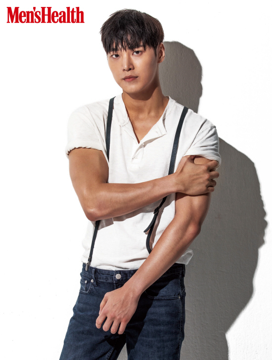 Actor Lee Tae-hwan snipered The Earrings of Madame de...Lee Tae-hwan has covered the September issue of Mans Health, a Pare Lifefit style magazine.Lee Tae-hwan showed off her masculine beauty with a multitude of shoulder and thick, solid arm muscles.Lee Tae-hwan, a magazine released on the 28th, showed a body chemistry of a man with strong eyes in front of the camera, even though he was a boy who laughed mischievously.He was praised by the staff for his role as a field atmosphere maker.He showed off his unique bright and healthy energy, saying, It seems that there is no difficulty in Exercise when I grow weight.Exercise was not very muscled in the past because it was not fat enough, so now it is liver-determined and eats protein and carbohydrates.Im eating hard because I feel guilty that Im going to lose my muscles or weight if I cant eat because Im busy, he said.Lee Tae-hwan is the youngest police officer at MBC Everlons Urban Police: KCSI and is spurring filming of Season 2 of the SBS single-act drama Farmers Academy.Photo: Mans Health