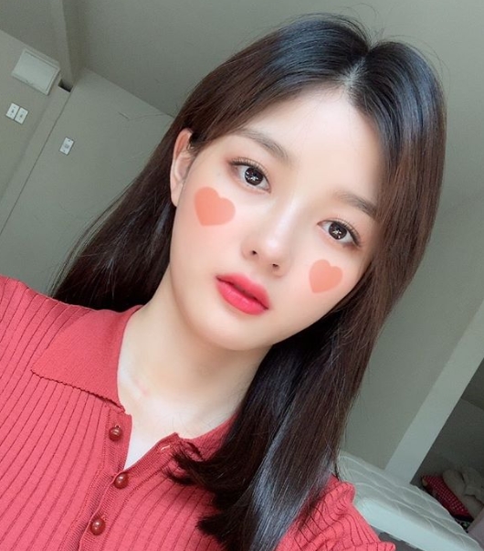 <p>Kim Yoo-jung is a 28 ball onis with the article posted the photo.</p><p>Photo belongs to Kim Yoo-jung is the RED color of the costumes and expressionless to the last selfie you can. A distinct visage and long life to remaining pure, Beautiful looks for the show had. At the same time View In addition to very fresh more.</p><p>Kim Yoo-jung is a reality Kim Yoo-jung of the half-holiday in Italyon starring.</p>