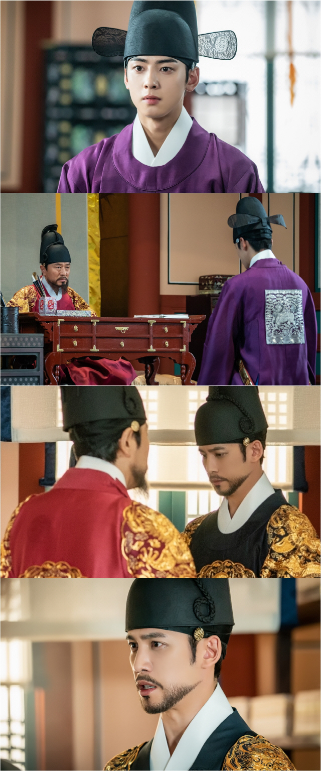 The Rebellion of the Newcomers Na Hae-ryung Cha Eun-woo and Park Ki-woong takes place.The two not only anger the king Kim Min-Sang with their dignified Xiao Xin remarks, but also capture his eye because he does not bend his beliefs to his unfavorable command.MBC drama Na Hae-ryung released the images of Lee Rim (Cha Eun-woo) and Lee Jin (Park Ki-woong) brothers who are throwing bomb remarks to Lee Tae (Kim Min-Sang) of Hamyoung-gun, Hyunwang, on the 29th.Na Hae-ryung, starring Shin Se-kyung, Cha Eun-woo, and Park Ki-woong, is the first problematic first lady of Joseon (Shin Se-kyung) and the anti-war mother Solo Prince Lee Rims Phil full romance release.Lee Ji-hoon, Park Ji-hyun and other young actors, Kim Min-Sang, Choi Duk-moon, and Sung Ji-ru.In the 25-26th episode of the new officer, Na Hae-ryung, a Frenchman (Fabian) suddenly appeared in the palace and disappeared.Turns out the silver was in the rusted sugar, where Irim hid him in the rusted sugar at Na Hae-ryungs persuasion.In the court, the courts who learn Catholicism began to search for the courtiers, saying that they would have hidden them, and the palace was overturned once again.Among them, Ham Young-gun and Irim, who is building a chat, are caught and steal their eyes.Irim, who was nervous and nervous in front of Hamyoung-gun, is impressed by his opinion by facing Hamyoung-guns eyes with his own eyes.Hamyoung-gun is angry at him, unlike the one who showed a loud smile to Lee Rim who pinched his virtues in the contest, and he is greatly angry at him. He gives a sense of tension and amplifies curiosity about what he would have said.The place where Hamyoung-gun, who is angry with Lee, is the crown prince Lee Jin. He visits Lee Jin and plays the King Of Robbery, creating a sense of crisis.In particular, Lee Jin, who listened to Ham Young-guns The King Of Robbery quietly, is fighting back at him with his eyes full of confidence, raising interest in Lee Rim, Lee Jin and Ham Young-guns tight talk.The new employee, Na Hae-ryung, said, I look for Hamyoung to pay for the price that Lee has hidden.Hamyoung, who learned this, asked him what kind of disposition he would take and Lee Jin would like to pay a lot of attention to why he is confronting Hamyoung. Na Hae-ryung, starring Shin Se-kyung, Cha Eun-woo and Park Ki-woong, airs 27-28 episodes today (29th) Thursday night at 8:55 p.m.
