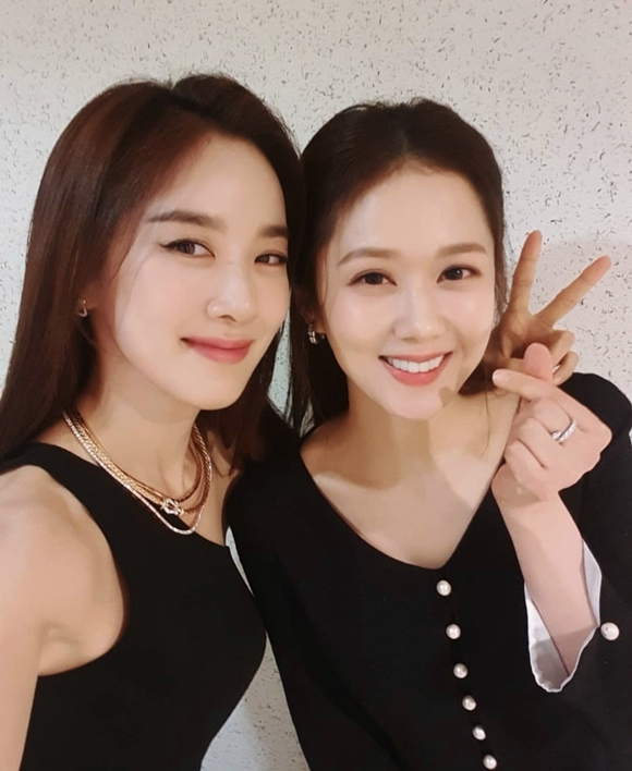 Actor Lee Cheong-a showed off his beautiful Beautiful looks with Jang Na-ra.On the 29th, Lee Chung-ah released a picture of his SNS with his actor Jang Na-ra along with My Love I met at the Drama awards.Both of them in the photo are smiling brightly at the camera as they pose in black Dresses.Especially, the fresh smile of the two people makes the picture bright even between black Dresses.On the other hand, Lee Chung-ah, who played an active role in the Olive entertainment Everyones Kitchen in April, is going to find the audiences room soon.Photo: Lee Chung-ahs personal SNS