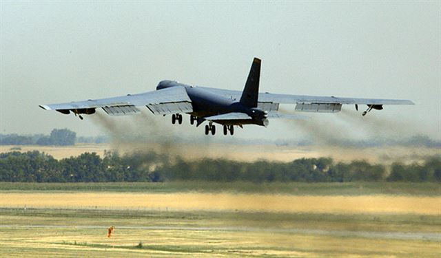 미국 마이노트 공군기지를 이륙하는 B-52H 폭격기. en.wikipedia.org
