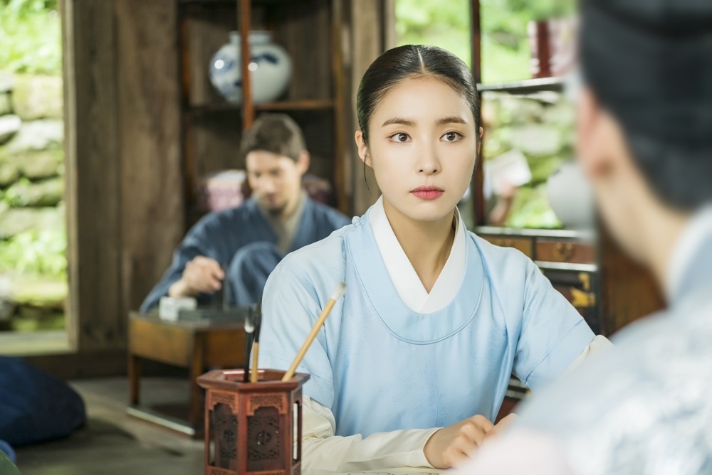The new cadets Na Hae-ryung, Shin Se-kyung, Cha Eun-woo and Fabien offer a global friendship that transcends Border.Fabien, who turned the palace over with an unexpected appearance, is having a good time in Shin Se-kyung, Cha Eun-woo and Green Seodang.I am curious about whether they will be safe in the dangerous encounter and separation with strange strangers.The MBC drama Na Hae-ryung (played by Kim Ho-soo / directed by Kang Il-soo, Han Hyun-hee / produced by Chorokbaem Media) released a photo of Koo Na Hae-ryung (Shin Se-kyung), Lee Rim (Cha Eun-woo), and Foreigner (Fabien) sharing friendship on the 29th.Na Hae-ryung, starring Shin Se-kyung, Cha Eun-woo, and Park Ki-woong, is the first problematic first lady of Joseon () Na Hae-ryung and the Phil full romance annals of Prince Irim, the anti-war mother Solo.Lee Ji-hoon, Park Ji-hyun and other young actors, Kim Ji-jin, Kim Min-sang, Choi Duk-moon, and Sung Ji-ru.In the 25-26th episode of the new officer, Na Hae-ryung, the palace was overturned by the appearance of a strange stranger with a yellow hair.Na Hae-ryung, Irim, and Lee are sharing friendship with each other while hiding in the greenery hall to avoid the goldsmiths who are trying to catch him.First, Na Hae-ryung, who has a nervous expression, and Irim, who is vomiting, were captured.As it turns out, Irim is impressed by the story of Na Hae-ryung.But Na Hae-ryung is indifferent, unlike the godly Irim, who is quietly grinning at his food as if he does not know it.Then, Irim and I have a good time and are flowering friendship, which gives me a sense of warmth.The ridiculous face of the sitting up and the appearance of the unrecognized, the appearance of the right to run away stimulates the laughter of the viewers.Finally, the appearance of Irim and Im, who met late at night, catches the eye. The moment of separation came to the two people who had a good time in Na Hae-ryung, Sambo, Nine and the Green Seodang.Everyone in the palace is keen to turn on the light and find it, and there is a growing interest in whether the two people will be able to make a beautiful farewell safely.Na Hae-ryung, Irim, and I build a friendship beyond Border in the Green Sea, said Na Hae-ryung. I would like to ask for your interest in how Na Hae-ryung and Irim will help you escape from your friend, and all three will be safe.Na Hae-ryung, starring Shin Se-kyung, Cha Eun-woo and Park Ki-woong, airs 27-28 episodes today (29th) Thursday night at 8:55 p.m.iMBC  Photos
