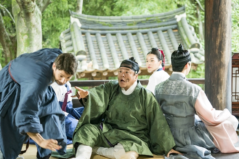 The new cadets Na Hae-ryung, Shin Se-kyung, Cha Eun-woo and Fabien offer a global friendship that transcends Border.Fabien, who turned the palace over with an unexpected appearance, is having a good time in Shin Se-kyung, Cha Eun-woo and Green Seodang.I am curious about whether they will be safe in the dangerous encounter and separation with strange strangers.The MBC drama Na Hae-ryung (played by Kim Ho-soo / directed by Kang Il-soo, Han Hyun-hee / produced by Chorokbaem Media) released a photo of Koo Na Hae-ryung (Shin Se-kyung), Lee Rim (Cha Eun-woo), and Foreigner (Fabien) sharing friendship on the 29th.Na Hae-ryung, starring Shin Se-kyung, Cha Eun-woo, and Park Ki-woong, is the first problematic first lady of Joseon () Na Hae-ryung and the Phil full romance annals of Prince Irim, the anti-war mother Solo.Lee Ji-hoon, Park Ji-hyun and other young actors, Kim Ji-jin, Kim Min-sang, Choi Duk-moon, and Sung Ji-ru.In the 25-26th episode of the new officer, Na Hae-ryung, the palace was overturned by the appearance of a strange stranger with a yellow hair.Na Hae-ryung, Irim, and Lee are sharing friendship with each other while hiding in the greenery hall to avoid the goldsmiths who are trying to catch him.First, Na Hae-ryung, who has a nervous expression, and Irim, who is vomiting, were captured.As it turns out, Irim is impressed by the story of Na Hae-ryung.But Na Hae-ryung is indifferent, unlike the godly Irim, who is quietly grinning at his food as if he does not know it.Then, Irim and I have a good time and are flowering friendship, which gives me a sense of warmth.The ridiculous face of the sitting up and the appearance of the unrecognized, the appearance of the right to run away stimulates the laughter of the viewers.Finally, the appearance of Irim and Im, who met late at night, catches the eye. The moment of separation came to the two people who had a good time in Na Hae-ryung, Sambo, Nine and the Green Seodang.Everyone in the palace is keen to turn on the light and find it, and there is a growing interest in whether the two people will be able to make a beautiful farewell safely.Na Hae-ryung, Irim, and I build a friendship beyond Border in the Green Sea, said Na Hae-ryung. I would like to ask for your interest in how Na Hae-ryung and Irim will help you escape from your friend, and all three will be safe.Na Hae-ryung, starring Shin Se-kyung, Cha Eun-woo and Park Ki-woong, airs 27-28 episodes today (29th) Thursday night at 8:55 p.m.iMBC  Photos