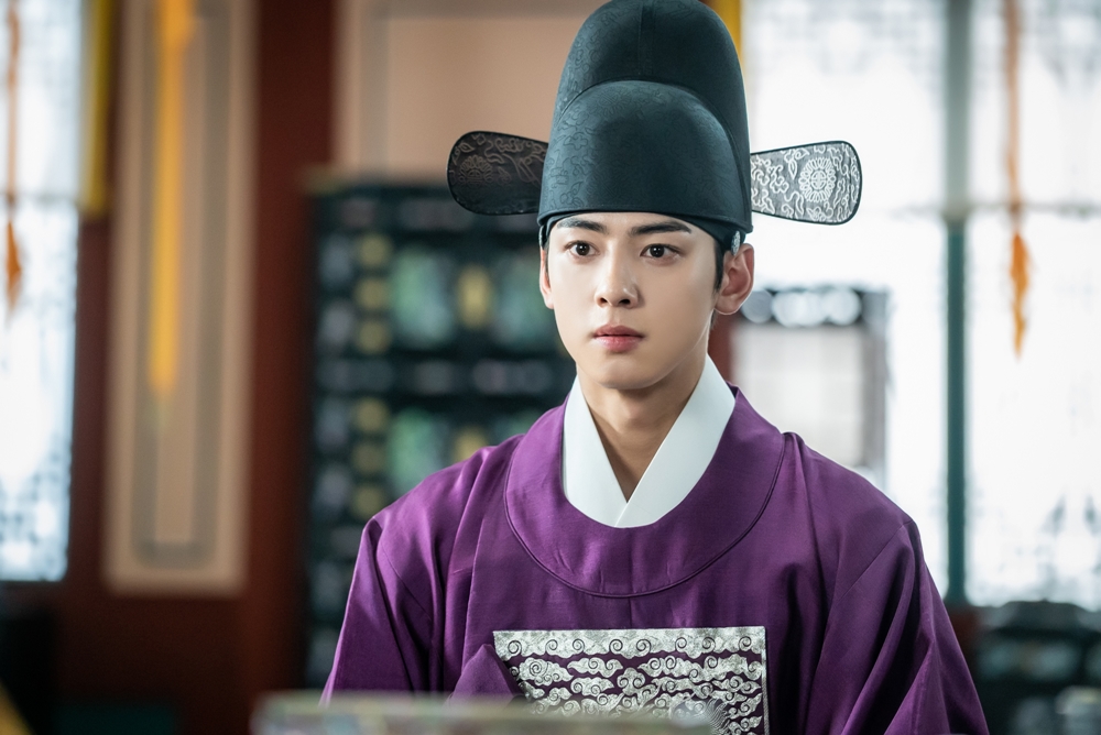 The Rebellion of the Newcomers Na Hae-ryung Cha Eun-woo and Park Ki-woong takes place.The two men not only anger the king Kim Min-Sang with their dignified remarks, but also capture his eyes because he does not bend his beliefs in his unfavorable spirit.MBCs drama Na Hae-ryung (played by Kim Ho-soo / directed by Kang Il-soo, Han Hyun-hee / produced by Chorokbaem Media) will be released on the 29th by Lee Rim (Cha Eun-woo) and Lee Jin (Park Ki-woong) who are throwing bomb remarks at Lee Tae (Kim Min-Sang) of Hamyoung-gun, Hyunwang () revealed the brother.Na Hae-ryung, starring Shin Se-kyung, Cha Eun-woo, and Park Ki-woong, is the first problematic first lady of Joseon (Shin Se-kyung) and the anti-war mother Solo Prince Lee Rims Phil full romance release.Lee Ji-hoon, Park Ji-hyun and other young actors, Kim Min-Sang, Choi Duk-moon, and Sung Ji-ru.In the 25-26th episode of the new officer, Na Hae-ryung, a Frenchman (Fabian) suddenly appeared in the palace and disappeared.Turns out the silver was in the rusted sugar, where Irim hid him in the rusted sugar at Na Hae-ryungs persuasion.In the court, the courts who learn Catholicism began to search for the courtiers, saying that they would have hidden them, and the palace was overturned once again.Among them, Ham Young-gun and Irim, who is building a chat, are caught and steal their eyes.Irim, who was nervous and nervous in front of Hamyoung-gun, is impressed by his opinion by facing Hamyoung-guns eyes with his own eyes.Hamyoung-gun is angry at him, unlike the one who showed a loud smile to Lee Rim who pinched his virtues in the contest, and he is greatly angry at him. He gives a sense of tension and amplifies curiosity about what he would have said.The place where Hamyoung-gun, who is angry with Lee, is the crown prince Lee Jin. He visits Lee Jin and plays the King Of Robbery, creating a sense of crisis.In particular, Lee Jin, who listened to Ham Young-guns The King Of Robbery quietly, is fighting back at him with his eyes full of confidence, raising interest in Lee Rim, Lee Jin and Ham Young-guns tight talk.The new employee, Na Hae-ryung, said, I look for Hamyoung to pay for the price that Lee has hidden.Hamyoung, who learned this, asked him what kind of disposition he would take and Lee Jin would like to pay a lot of attention to why he is confronting Hamyoung. Na Hae-ryung, starring Shin Se-kyung, Cha Eun-woo and Park Ki-woong, airs 27-28 episodes today (29th) Thursday night at 8:55 p.m.iMBC  Photos