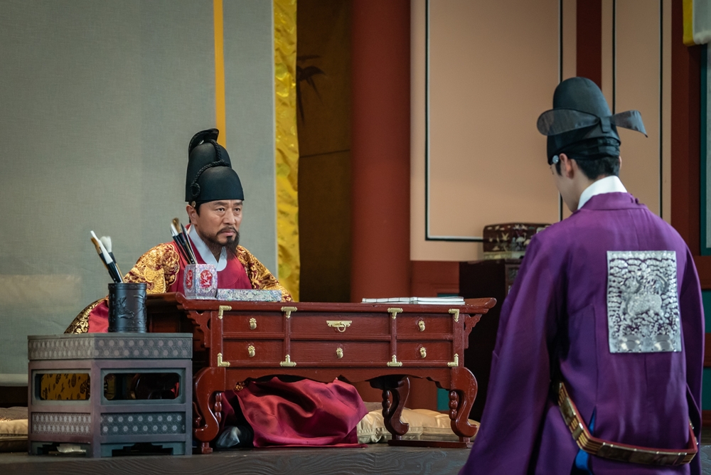 The Rebellion of the Newcomers Na Hae-ryung Cha Eun-woo and Park Ki-woong takes place.The two men not only anger the king Kim Min-Sang with their dignified remarks, but also capture his eyes because he does not bend his beliefs in his unfavorable spirit.MBCs drama Na Hae-ryung (played by Kim Ho-soo / directed by Kang Il-soo, Han Hyun-hee / produced by Chorokbaem Media) will be released on the 29th by Lee Rim (Cha Eun-woo) and Lee Jin (Park Ki-woong) who are throwing bomb remarks at Lee Tae (Kim Min-Sang) of Hamyoung-gun, Hyunwang () revealed the brother.Na Hae-ryung, starring Shin Se-kyung, Cha Eun-woo, and Park Ki-woong, is the first problematic first lady of Joseon (Shin Se-kyung) and the anti-war mother Solo Prince Lee Rims Phil full romance release.Lee Ji-hoon, Park Ji-hyun and other young actors, Kim Min-Sang, Choi Duk-moon, and Sung Ji-ru.In the 25-26th episode of the new officer, Na Hae-ryung, a Frenchman (Fabian) suddenly appeared in the palace and disappeared.Turns out the silver was in the rusted sugar, where Irim hid him in the rusted sugar at Na Hae-ryungs persuasion.In the court, the courts who learn Catholicism began to search for the courtiers, saying that they would have hidden them, and the palace was overturned once again.Among them, Ham Young-gun and Irim, who is building a chat, are caught and steal their eyes.Irim, who was nervous and nervous in front of Hamyoung-gun, is impressed by his opinion by facing Hamyoung-guns eyes with his own eyes.Hamyoung-gun is angry at him, unlike the one who showed a loud smile to Lee Rim who pinched his virtues in the contest, and he is greatly angry at him. He gives a sense of tension and amplifies curiosity about what he would have said.The place where Hamyoung-gun, who is angry with Lee, is the crown prince Lee Jin. He visits Lee Jin and plays the King Of Robbery, creating a sense of crisis.In particular, Lee Jin, who listened to Ham Young-guns The King Of Robbery quietly, is fighting back at him with his eyes full of confidence, raising interest in Lee Rim, Lee Jin and Ham Young-guns tight talk.The new employee, Na Hae-ryung, said, I look for Hamyoung to pay for the price that Lee has hidden.Hamyoung, who learned this, asked him what kind of disposition he would take and Lee Jin would like to pay a lot of attention to why he is confronting Hamyoung. Na Hae-ryung, starring Shin Se-kyung, Cha Eun-woo and Park Ki-woong, airs 27-28 episodes today (29th) Thursday night at 8:55 p.m.iMBC  Photos