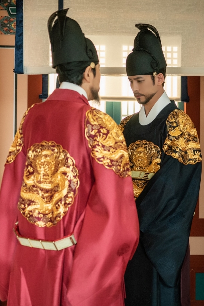 The Rebellion of the Newcomers Na Hae-ryung Cha Eun-woo and Park Ki-woong takes place.The two men not only anger the king Kim Min-Sang with their dignified remarks, but also capture his eyes because he does not bend his beliefs in his unfavorable spirit.MBCs drama Na Hae-ryung (played by Kim Ho-soo / directed by Kang Il-soo, Han Hyun-hee / produced by Chorokbaem Media) will be released on the 29th by Lee Rim (Cha Eun-woo) and Lee Jin (Park Ki-woong) who are throwing bomb remarks at Lee Tae (Kim Min-Sang) of Hamyoung-gun, Hyunwang () revealed the brother.Na Hae-ryung, starring Shin Se-kyung, Cha Eun-woo, and Park Ki-woong, is the first problematic first lady of Joseon (Shin Se-kyung) and the anti-war mother Solo Prince Lee Rims Phil full romance release.Lee Ji-hoon, Park Ji-hyun and other young actors, Kim Min-Sang, Choi Duk-moon, and Sung Ji-ru.In the 25-26th episode of the new officer, Na Hae-ryung, a Frenchman (Fabian) suddenly appeared in the palace and disappeared.Turns out the silver was in the rusted sugar, where Irim hid him in the rusted sugar at Na Hae-ryungs persuasion.In the court, the courts who learn Catholicism began to search for the courtiers, saying that they would have hidden them, and the palace was overturned once again.Among them, Ham Young-gun and Irim, who is building a chat, are caught and steal their eyes.Irim, who was nervous and nervous in front of Hamyoung-gun, is impressed by his opinion by facing Hamyoung-guns eyes with his own eyes.Hamyoung-gun is angry at him, unlike the one who showed a loud smile to Lee Rim who pinched his virtues in the contest, and he is greatly angry at him. He gives a sense of tension and amplifies curiosity about what he would have said.The place where Hamyoung-gun, who is angry with Lee, is the crown prince Lee Jin. He visits Lee Jin and plays the King Of Robbery, creating a sense of crisis.In particular, Lee Jin, who listened to Ham Young-guns The King Of Robbery quietly, is fighting back at him with his eyes full of confidence, raising interest in Lee Rim, Lee Jin and Ham Young-guns tight talk.The new employee, Na Hae-ryung, said, I look for Hamyoung to pay for the price that Lee has hidden.Hamyoung, who learned this, asked him what kind of disposition he would take and Lee Jin would like to pay a lot of attention to why he is confronting Hamyoung. Na Hae-ryung, starring Shin Se-kyung, Cha Eun-woo and Park Ki-woong, airs 27-28 episodes today (29th) Thursday night at 8:55 p.m.iMBC  Photos