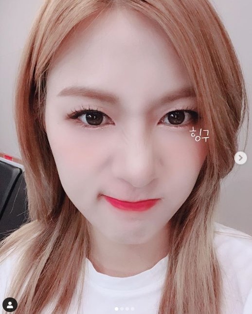 Oh Ha-young, Celebratory photo to star in Doude by Cheongyang Queen Kemie fits well with Cody.On the afternoon of the 29th, MBC FM4U 2 oclock date Ji Suk-jin official SNS Queen Queen! The youngest of Apink!I will be with Oh Ha-young, who is working as a solo song Dont Make Me Laught, until 3 oclock. Oh Ha-young in the public photos shows various expressions toward Camera. Cool features and pure beauty catch the eye.Dooshs date added, Youre seeing him often in Cody (Ji Suk-jin DJ nickname) and the fortress Running Man. And you can expect Chemie to fit the two well.Oh Ha-young has prepared the stage of the Running Man 9th anniversary fan meeting Running District curlover with the Apink members.On the other hand, Oh Ha-young released his solo debut song Dont Make Me Laugh on the 21st.