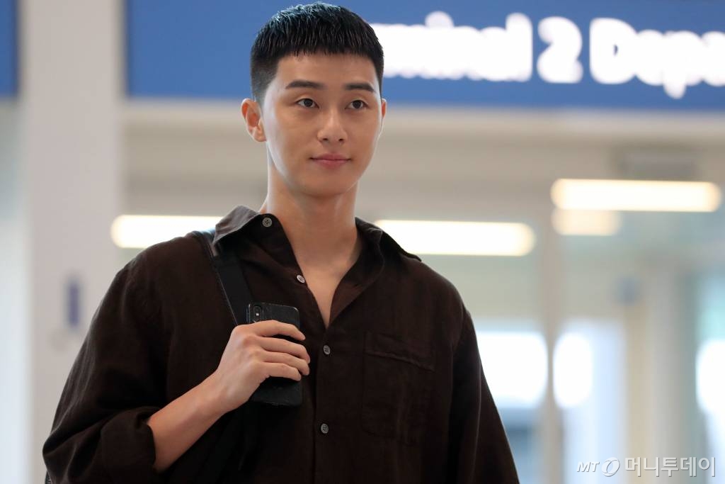 Actor Park Seo-joon left for Taiwan on the 29th via Incheon International Airport.Park Seo-joon, who appeared as Bamtol-head, laughed shyly, saying, I am still adjusting to the fans words I fit well with my hair.Park Seo-joon showed casual airport fashion with brown shirt and black slacks.