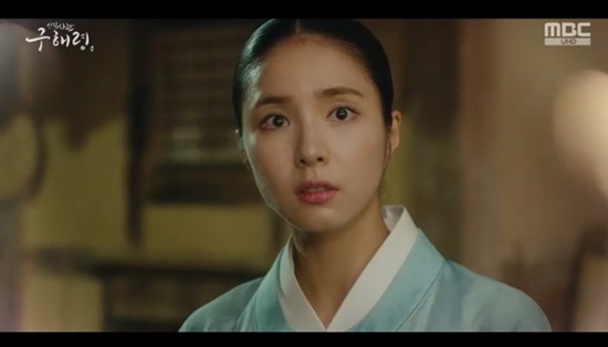 Shin Se-kyung birth secrets have been hinted at following Cha Eun-woo birth secrets.In the MBC drama Rookie Historian Goo Hae-ryung, which was broadcast on August 28 (played by Kim Ho-soo/directed by Kang Il-soo Han Hyun-hee), Mohwa (played by Jeon Ik-ryeong) was shown by Koo Jae-kyung (played by Kong Hwan-hwan) and Rookie Historian Goo Hae-ryung (played by Shin Se-kyung) with siblings Meet Rookie Historian Goo Hae-ryungs birth secret revealedOn the day of the broadcast, Jang (Fabian), a law book (France), was trapped in the money department and escaped, causing a major disturbance.The Taoyuan Daegun Yirim (Cha Eun-woo) and Rookie Historian Goo Hae-ryung were saddened by the chased chapters, and began to make friendships by hiding them in the melted sugar and giving them food.Chang asked Lee, Do you know where the dawn is coming? He added questions about Identity by asking about Seoraewon.Seoraewon was also a place where Gu Jae-kyung and Mohwa learned Western medicine together.Currently, Koo Jae-kyung lives as a person of Min Ik-pyeong (Choi Deok-moon), but Mohwa is being pursued by Min Ik-pyeong and is working for Dae-han Lim (Kim Yeo-jin).Mohwa met the chapter and was late and found a place to be chased by the pojols. He encountered Rookie Historian Goo Hae-ryung in front of the house of Koo Jae-kyung.Rookie Historian Goo Hae-ryung invited Mohwa to his home only as a daughter, and introduced Koo Jae-kyung as my brother.Koo Jae-kyung greeted Rookie Historian Goo Hae-ryung after pretending to meet for the first time with Mohwa.Mohwa asked Koo Jae-kyung, When did you have a sister? When did you have a sister? When did you die before you were born, and only a sick mother was a family member?The mother-of-one is Rookie Historian Goo Hae-ryung, who said, In fact, there is a memory that was just sick when I was a child.I think its a pharynx, and my father told me that hed be better if he was sick, and Im twenty-six years old, so Im about twenty-six years old.Soon Mohwa noticed the Identity of Rookie Historian Goo Hae-ryung and told Koo Jae-kyung, That child is not your brother. What are you thinking?Why are you? How are you? said Koo, who begged, Play not knowing, theres still work to be done, please, until then.Mohwa once shut up, and recalled Rookie Historian Goo Hae-ryung, who had been with Seoraewon teacher in the past.Yoo Gyeong-sang