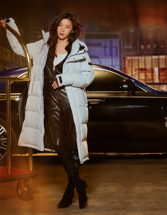 An elegant pictorial by Actor Jun Ji-hyun has been released.Jun Ji-hyun, who shows susceptibility as if he is watching a screen of a movie full of remady with a picture cut, showed an elegant yet sophisticated Outdoor Research look on August 29th.Outdoor Research brand The launched the 2019 Autumn Winter (FW) season collection and released a film-like picture with romantic winter susceptibility under the theme Like a Movie.This picture with Jun Ji-hyun, who has been with The for 7 years, showed her moments in the romantic and filming scenes unique to winter travel.Especially, the romantic space such as the train station platform and the running train, and the charismatic yet lovely appearance of the actress Jun Ji-hyun, and the melodrama in the movie, the emotional cut that looks like a short film with a remady is completed.hwang hye-jin