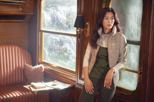 An elegant pictorial by Actor Jun Ji-hyun has been released.Jun Ji-hyun, who shows susceptibility as if he is watching a screen of a movie full of remady with a picture cut, showed an elegant yet sophisticated Outdoor Research look on August 29th.Outdoor Research brand The launched the 2019 Autumn Winter (FW) season collection and released a film-like picture with romantic winter susceptibility under the theme Like a Movie.This picture with Jun Ji-hyun, who has been with The for 7 years, showed her moments in the romantic and filming scenes unique to winter travel.Especially, the romantic space such as the train station platform and the running train, and the charismatic yet lovely appearance of the actress Jun Ji-hyun, and the melodrama in the movie, the emotional cut that looks like a short film with a remady is completed.hwang hye-jin