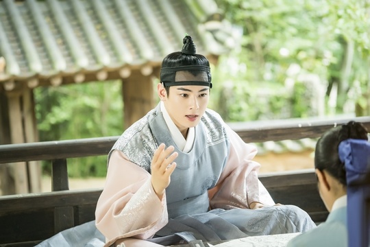 The new cadets Na Hae-ryung, Shin Se-kyung, Cha Eun-woo and Fabien offer a global friendship that transcends Border.Fabien, who turned the palace over with an unexpected appearance, is having a good time in Shin Se-kyung, Cha Eun-woo and Green Seodang.I am curious about whether they will be safe in the dangerous encounter and separation with strange strangers.The MBC drama Na Hae-ryung (played by Kim Ho-su / directed by Kang Il-su, Han Hyun-hee / produced by Green Snake Media) released on August 29 the friendship between Koo Na Hae-ryung (Shin Se-kyung), Lee Lim (Cha Eun-woo), and Foreigner (Fabien).Na Hae-ryung, starring Shin Se-kyung, Cha Eun-woo, and Park Ki-woong, is the first problematic first lady () of Joseon and the full-length romance of Prince Irim, the anti-war mother solo.Lee Ji-hoon, Park Ji-hyun and other young actors, Kim Ji-jin, Kim Min-sang, Choi Duk-moon, and Sung Ji-ru.In the 25-26th episode of the new officer, Na Hae-ryung, the palace was overturned by the appearance of a strange stranger with a yellow hair.Na Hae-ryung, Irim, and Lee are sharing friendship with each other while hiding in the greenery hall to avoid the goldsmiths who are trying to catch him.First, Na Hae-ryung, who has a nervous expression, and Irim, who is vomiting, were captured.As it turns out, Irim is impressed by the story of Na Hae-ryung.But Na Hae-ryung is indifferent, unlike the godly Irim, who is quietly grinning at his food as if he does not know it.Then, Irim and I have a good time and are flowering friendship, which gives me a sense of warmth.The ridiculous face of the sitting up and the appearance of the unrecognized, the appearance of the right to run away stimulates the laughter of the viewers.Finally, the appearance of Irim and Im, who met late at night, catches the eye. The moment of separation came to the two people who had a good time in Na Hae-ryung, Sambo, Nine and the Green Seodang.Everyone in the palace is keen to turn on the light and find it, and there is a growing interest in whether the two people will be able to make a beautiful farewell safely.kim myeong-mi