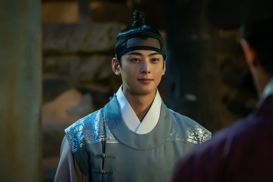 The new cadets Na Hae-ryung, Shin Se-kyung, Cha Eun-woo and Fabien offer a global friendship that transcends Border.Fabien, who turned the palace over with an unexpected appearance, is having a good time in Shin Se-kyung, Cha Eun-woo and Green Seodang.I am curious about whether they will be safe in the dangerous encounter and separation with strange strangers.The MBC drama Na Hae-ryung (played by Kim Ho-su / directed by Kang Il-su, Han Hyun-hee / produced by Green Snake Media) released on August 29 the friendship between Koo Na Hae-ryung (Shin Se-kyung), Lee Lim (Cha Eun-woo), and Foreigner (Fabien).Na Hae-ryung, starring Shin Se-kyung, Cha Eun-woo, and Park Ki-woong, is the first problematic first lady () of Joseon and the full-length romance of Prince Irim, the anti-war mother solo.Lee Ji-hoon, Park Ji-hyun and other young actors, Kim Ji-jin, Kim Min-sang, Choi Duk-moon, and Sung Ji-ru.In the 25-26th episode of the new officer, Na Hae-ryung, the palace was overturned by the appearance of a strange stranger with a yellow hair.Na Hae-ryung, Irim, and Lee are sharing friendship with each other while hiding in the greenery hall to avoid the goldsmiths who are trying to catch him.First, Na Hae-ryung, who has a nervous expression, and Irim, who is vomiting, were captured.As it turns out, Irim is impressed by the story of Na Hae-ryung.But Na Hae-ryung is indifferent, unlike the godly Irim, who is quietly grinning at his food as if he does not know it.Then, Irim and I have a good time and are flowering friendship, which gives me a sense of warmth.The ridiculous face of the sitting up and the appearance of the unrecognized, the appearance of the right to run away stimulates the laughter of the viewers.Finally, the appearance of Irim and Im, who met late at night, catches the eye. The moment of separation came to the two people who had a good time in Na Hae-ryung, Sambo, Nine and the Green Seodang.Everyone in the palace is keen to turn on the light and find it, and there is a growing interest in whether the two people will be able to make a beautiful farewell safely.kim myeong-mi