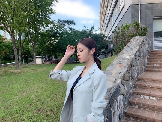 T-ara member Ji-yeon showed off her innocent visuals.Ji-yeon posted two photos on her Instagram account on August 28.In the open photo, Ji-yeon is showing off her feminine charm with a chic yet elegant style. Ji-yeons cool atmosphere, which blends with the clear sky, attracts attention.Park So-hee