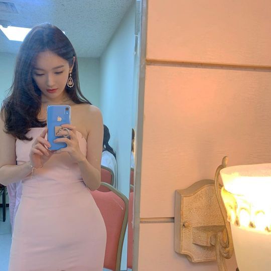 Duo Davichi Kang Min-kyung boasted of her innocent Dress.Kang Min-kyung posted a picture on his instagram on August 29th.The photo shows Kang Min-kyung in a light pink Dress, and Kang Min-kyungs slim figure attracts attention. Kang Min-kyungs slender jaw line also makes her beauty more prominent.The fans who responded to the photos responded such as It is really beautiful, Congratulations on the award and Lets have a good time.delay stock