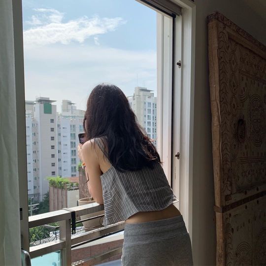 Actor Bae Doona flaunted her slender figureBae Doona posted a picture on her Instagram on August 29.Inside the picture was a picture of Bae Doona, who showed her slender figure with croppies and short pants. Bae Doonas chic eyes attract Eye-catching.Bae Doonas bald, unassuming forearm line and legs also stand out.Fans who encountered the photos responded such as daily picture, so beautiful that it is breathtaking and real beautiful.delay stock